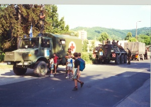 IFOR, Technischer Halt in Tuzla im April 1996 bei Transportbegleitung (Foto: A. Zwad)