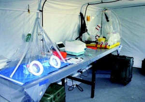 Abb 4: Funktionsbereich Probenaufbereitung des schnell verlegbaren Med B-Labors, aufgebaut in einem kanadischen Zeltsystem.