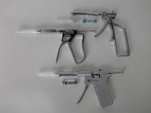 Abb. 3: Pistolenspritzen ohne (Peripress und Ligmaject) und mit Druckbegrenzung (Ultraject). (Bild: Taubenheim)