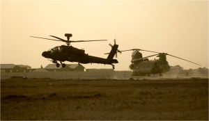 Abb. 3: MEDEVAC Hubschrauber wird durch einen Kampfhubschrauber eskortiert