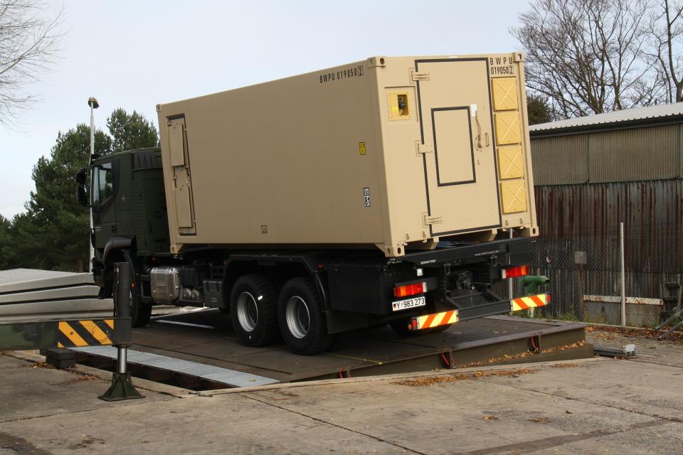 20-Fuß-Container auf LKW-5-Tonner beim sog. Kipp-Test bei WTD 41 ASt Koblenz