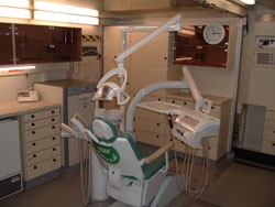 Abb. 1: Behandlungsstuhl im Zahnarztcontainer