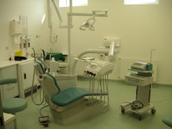 Abb. 4: Behandlungszimmer im Feldlazarett, rechts vom Behandlungsstuhl das Chirurgiegerät