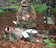 Abb. 5: Tractical Field Care - weitere Versorgung des Verwundeten durch den Combat First Responder ohne direkten Feinddruck