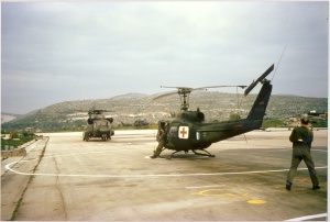IFOR, Auftanken des SAR-Hubschraubers auf dem englisch-kroatischen Hubschrauber-Flugplatz Devulje bei Split (Foto: A. Zwad)