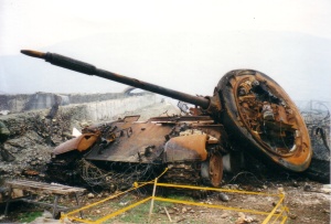 Zerstörter mazedonischer Panzer im Raum Tetovo 2001 (Foto: B.Most)