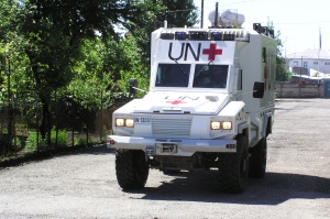 Minengeschütztes Krankentransportfahrzeug „Nayala“ beim Verlassen des Sector HQ Zugdidi (Foto: H.R. Bauer)