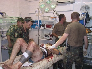 Versorgung eines russischen Soldaten durch deutsches und russisches Sanitätspersonal in der Dispensary des Sector HQ Gali (Foto: H.R. Bauer)