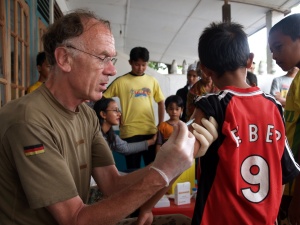 Impfung eines Jungen in FCB Trikot in Banda Aceh im Januar 2005 (Foto: H. Berge)