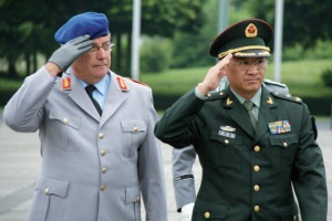 Begrüßung mit milit. Ehren - Generaloberstabsarzt Dr. Nakath (links) und Generalmajor Yanling, Inspekteur des Sanitätsd. d. chin. Volksbefreiungsarmee