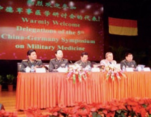 Generaloberstabsarzt Dr. Nakath beim 5. Chinesisch-Deutschen Symposium für Militärmedizin