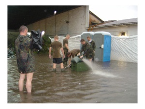 Abb. 1: Überflutung des Rettungszentrums Kinshasa imOktober 2006 (Foto: SanEinsVbd EUFOR RD Congo)