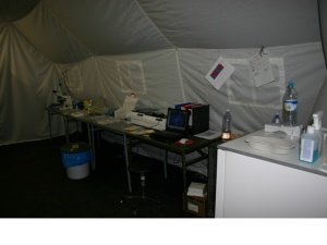 Abb. 3: Klinisch-chemisches Feldlabor mit Lichtmikroskopie zurMalariadiagnostik im Rettungszentrum Kinshasa 2006