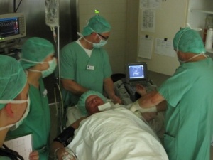 Abb. 1: Ausbildung am Patienten, hier: ultraschallgestützte axilläre Plexusanästhesie