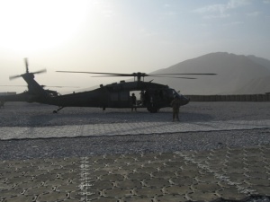 Abb. 12: US Black Hawk UH 60 auf Hubschrauberlandeplatz am OP North