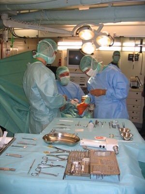 Abb. 4: Einsatzchirurgie im OP-Container