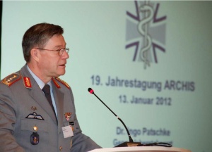 Abb. 2: Generaloberstabsarzt Dr. Patschke bei seinem Referat.