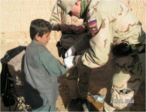 Abb. 11: Sanitätsdienst als Force Effector: Humantarian Assistance während einer Patrouille