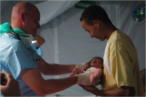 Abb. 13: Sanitätsdienst als Force Effector: Hum. Assistance Cap Verd. Inseln. Das Baby NATI wurde in der dt. Luftbwgl. Sanitätseinrichtg. geboren.