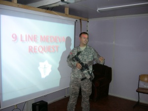 Abb. 4: Unterricht zum 9-LineMedevac Request durch US Army SanDstFw