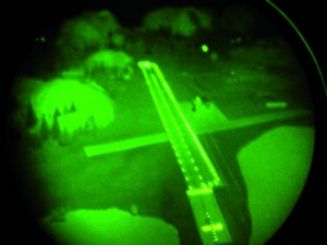 Abb. 4: Beleuchtete Runway aus der Luft, gesehen durch eine BIV-Brille (Aufnahme am Night Vision Training System des flugphysiologischen Trainingszentrums Königsbrück)