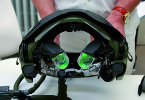Abb. 6: BIV-Aufsatz Tiger Helm mit Combiner-Linsen und seitlichen
Sensoren