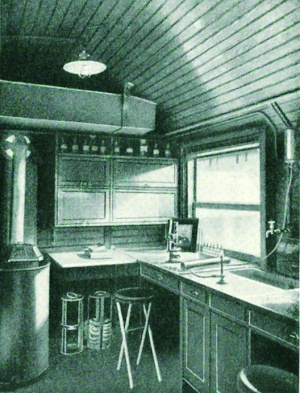Abb. 7: Inneres eines Laboratoriumswagens (bakteriologischer Arbeits platz) [22]