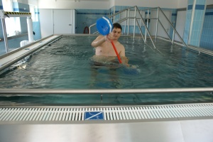 Abb. 4: Patient im Bewegungsbad zur Kräftigung der Rückenmuskulatur