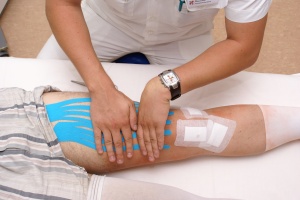 Abb. 6: Manuelle Lymphdrainage zur Unterstützung des Lymphabflusses bei Schwellung im Kniegelenk. Zusätzlich Kinesio-Tape um den Prozess zu unterstütz