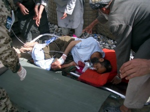 Abb. 2: Schwerstverletzter afghanischer Patient mit offenen Thoraxverletzungen