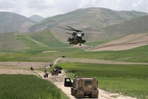 Abb. 9: CH 53 Hubschrauber sichern den Konvoi aus der Luft