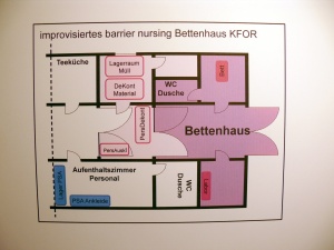 Abb. 7a: improvisiertes "barrier nursing" im Bettenhaus-EinsLaz KFOR