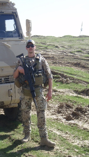 Abb. 5: Oberfeldwebel Jan Friede vor seinem geschützten Sanitätsfahrzeug „Yak“ in Afghanistan