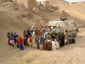 Abb. 1: Ausgabe von Hilfsgütern in einem afghanischen Dorf
