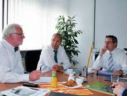 Interviewpartner (v.l.n.r.): Heinz-Jürgen Witzke, Verleger, Bernd Gessler, Key Account Manager Deutschland, und Jens Bauer, Vorstandsvorsitzender