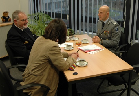 Abb. 1: Vizeadmiral Heinrich Lange (Mitte) während des Gesprächs mit Heike Lange und Oberstarzt Dr. Kai Schmidt.