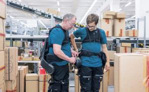 Bei medi: Exoskelette unterstützen die Logistik-Mitarbeiter:innen