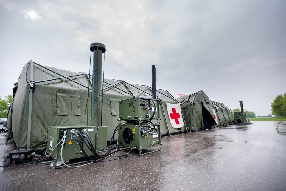 Ein Luftlanderettungszentrum mit davorstehendem Klimagerät. Das LLRZ besteht...