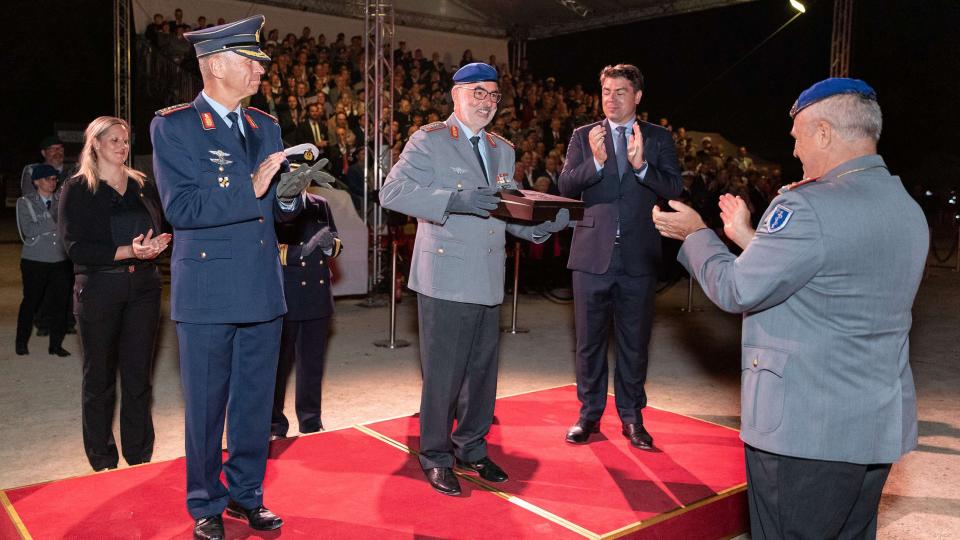 Auf der Bühne (von links): Der stellvertretende Generalinspekteur der...