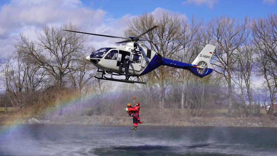 Air Rescue Specialists der Wasserwacht Bayern bei einer Übung an der Donau bei...