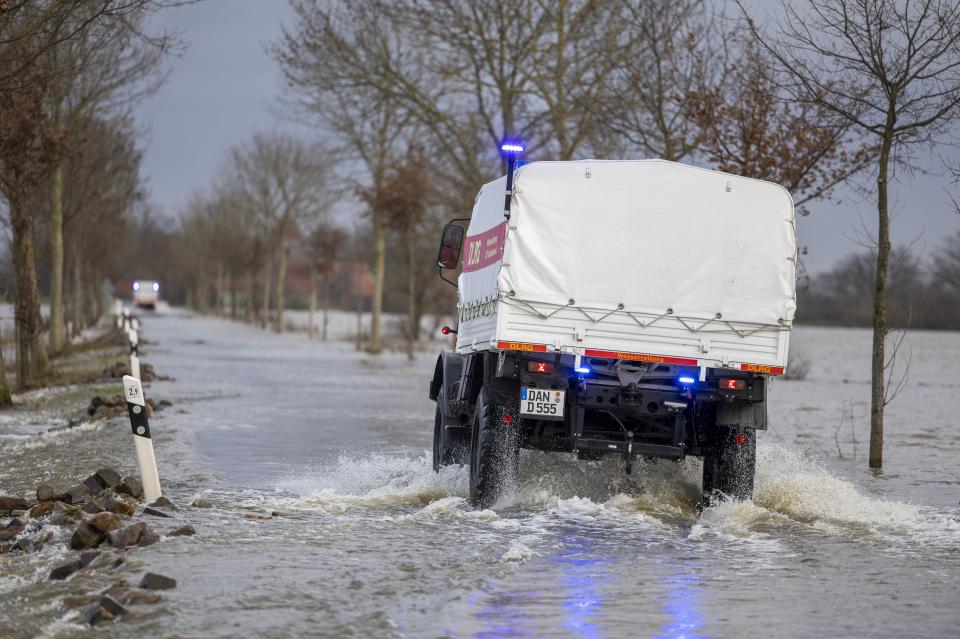 Ein Unimog der DLRG Hitzacker (Elbe) bahnt sich seinen Weg durch überschwemmte...