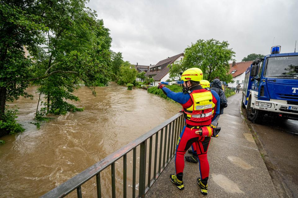 Strömungsretter der DLRG beobachten die Hochwasserentwicklung.