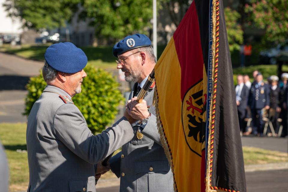 Generalstabsarzt Dr. Kalinowski übergibt die Truppenfahne an den Kommandeur...