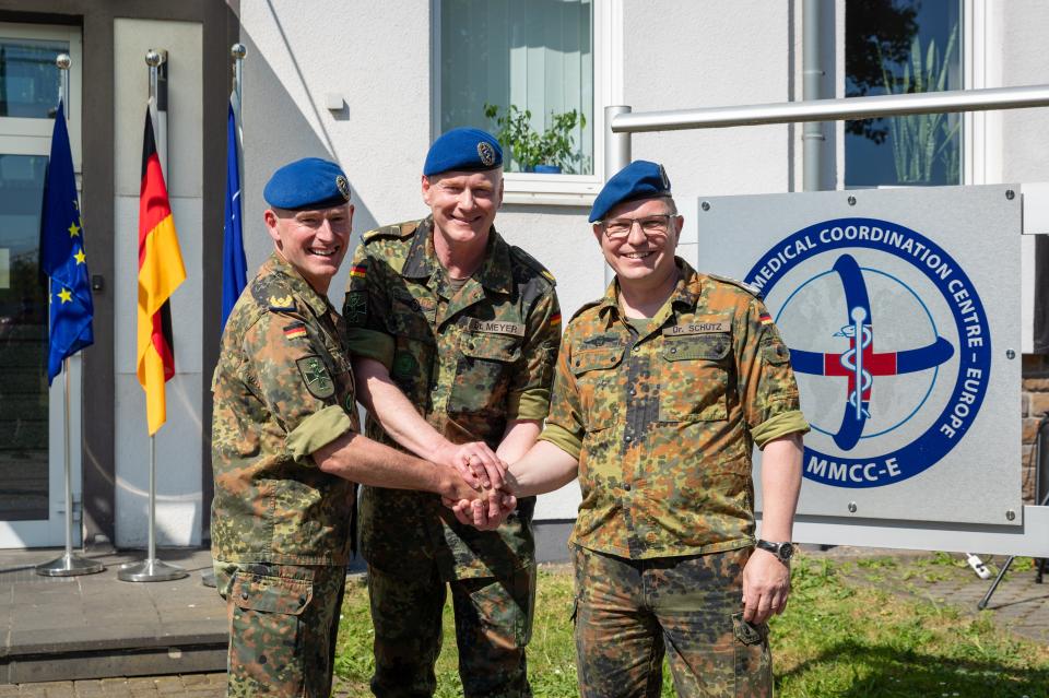 Übergabe vollzogen: (von links) Generalarzt Dr. Rolf von Uslar, Generalarzt...