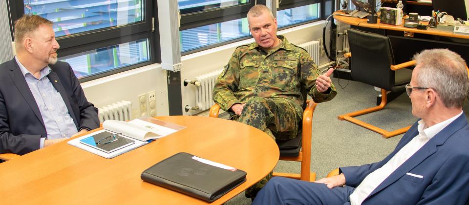 Befehlshaber des Unterstützungskommandos, Generalleutnant Gerald Funke...