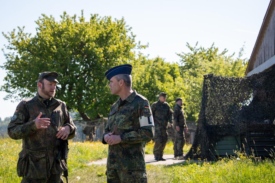 Nah an der Truppe – Generalleutnant Gerald Funke während eines Manövers im...