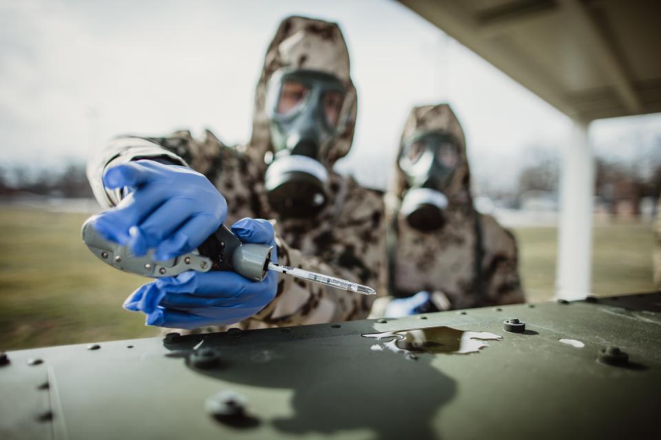 Soldaten und Soldatinnen üben den Umgang mit tödlichen Kampfstoffen mit der...