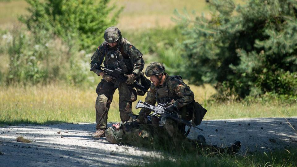 Angriff durch Drohne: Die Kameraden leisten sofort Erste Hilfe für den...