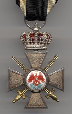 Abb. 1: Roter Adlerorden IV. Klasse mit Schwertern und Krone am Kämpferband