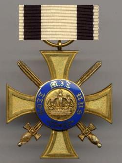 Abb. 2: Königlicher Kronen-Orden IV. Klasse mit Schwertern am Nichtkämpferband
